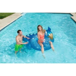 Bestway 41101 Pretty Peacock Schwimmtier 198x164 Cm Zum Aufblasen 14 Bestway 41101 Pretty Peacock Schwimmtier 198x164 Cm Zum Aufblasen -Watermen Verkaufe Bestway aufblasbarer Pfau mit Frau sitzend im wasser